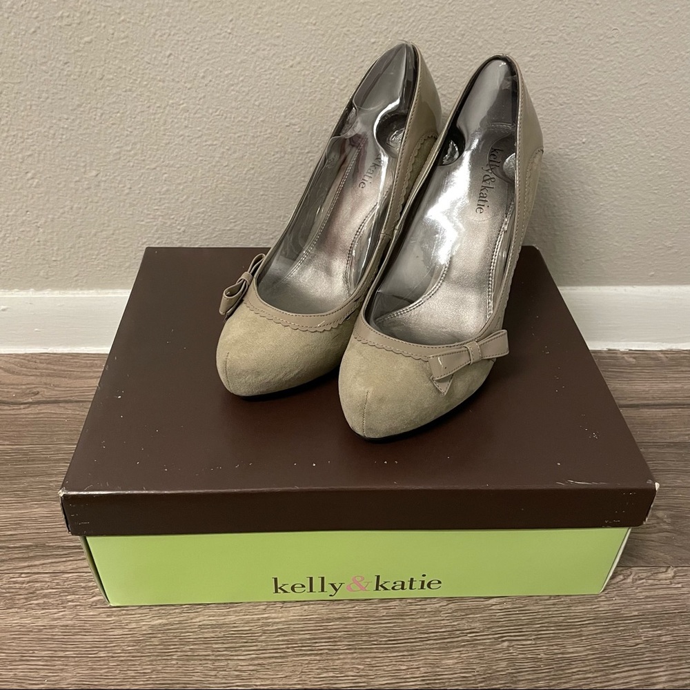 Kelly & Katie Cassandra Mushroom Tan Cream Suede Almond Toe Heels w/ Bows